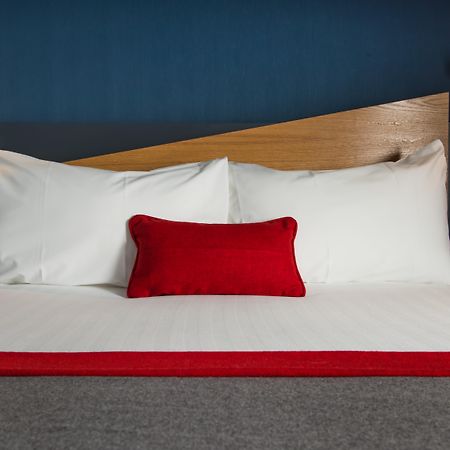 Holiday Inn Express Newport By Ihg Bagian luar foto