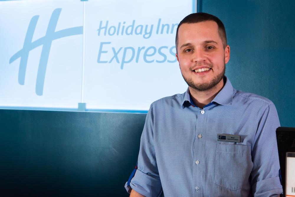 Holiday Inn Express Newport By Ihg Bagian luar foto