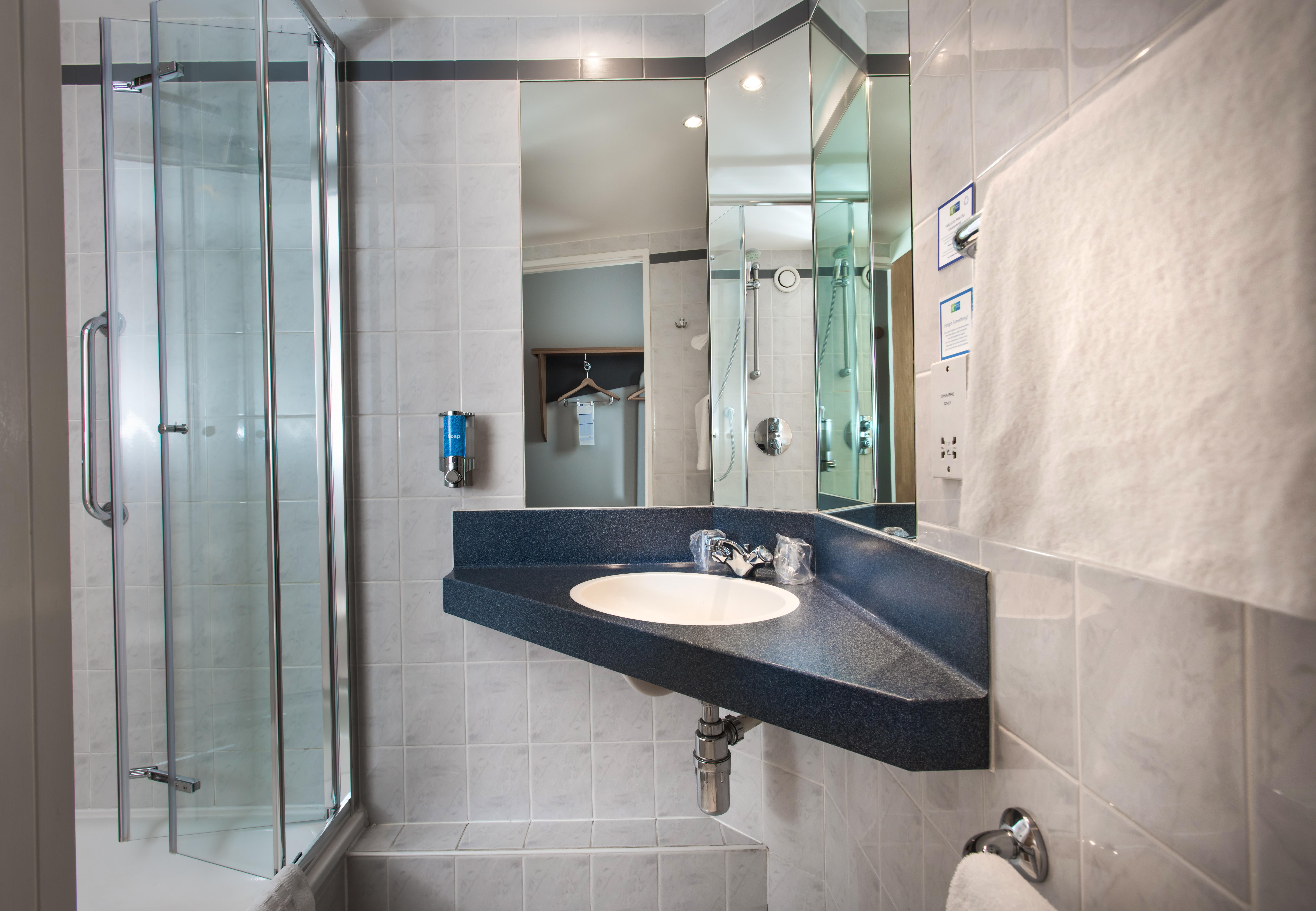 Holiday Inn Express Newport By Ihg Bagian luar foto