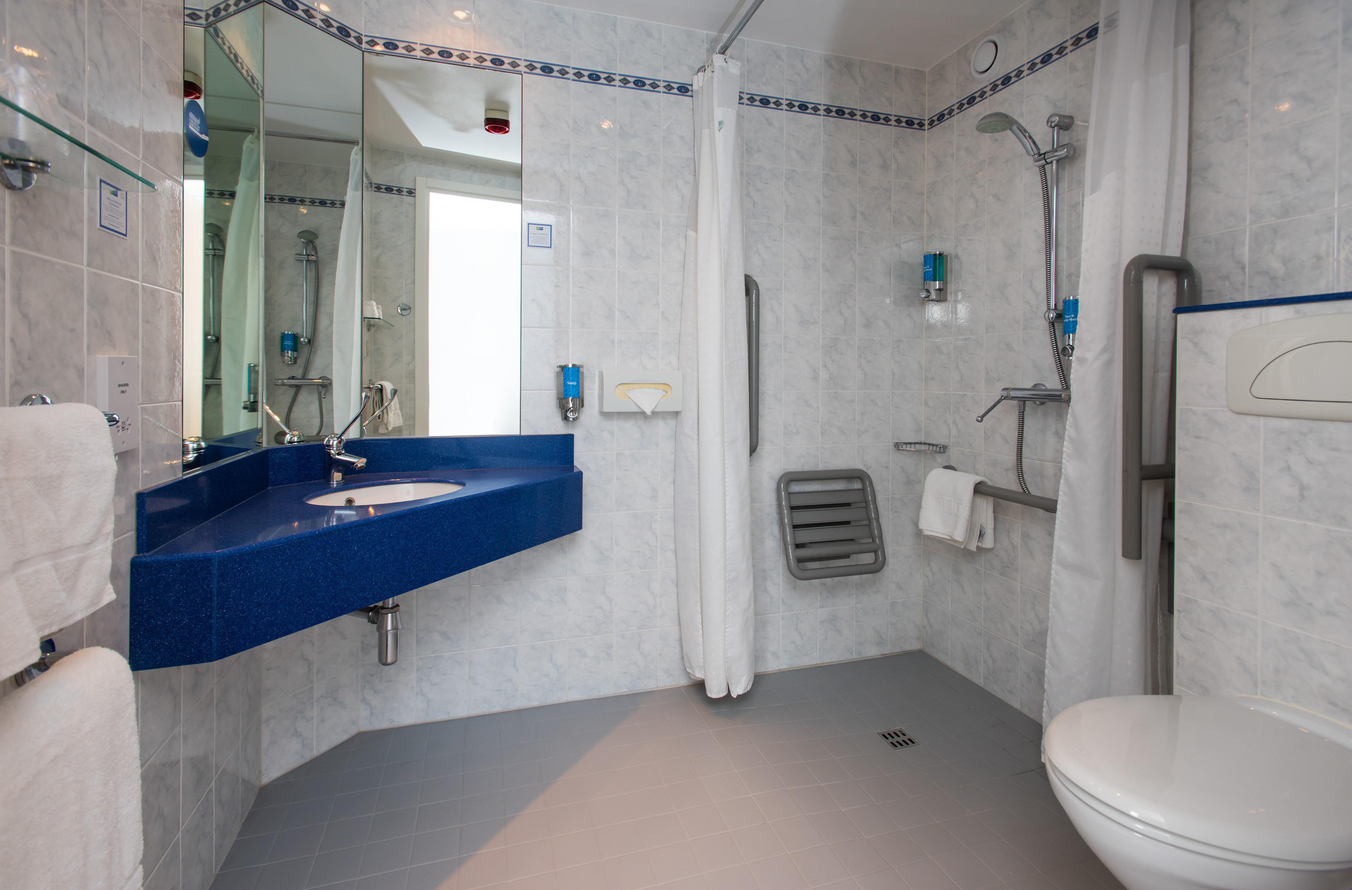 Holiday Inn Express Newport By Ihg Bagian luar foto