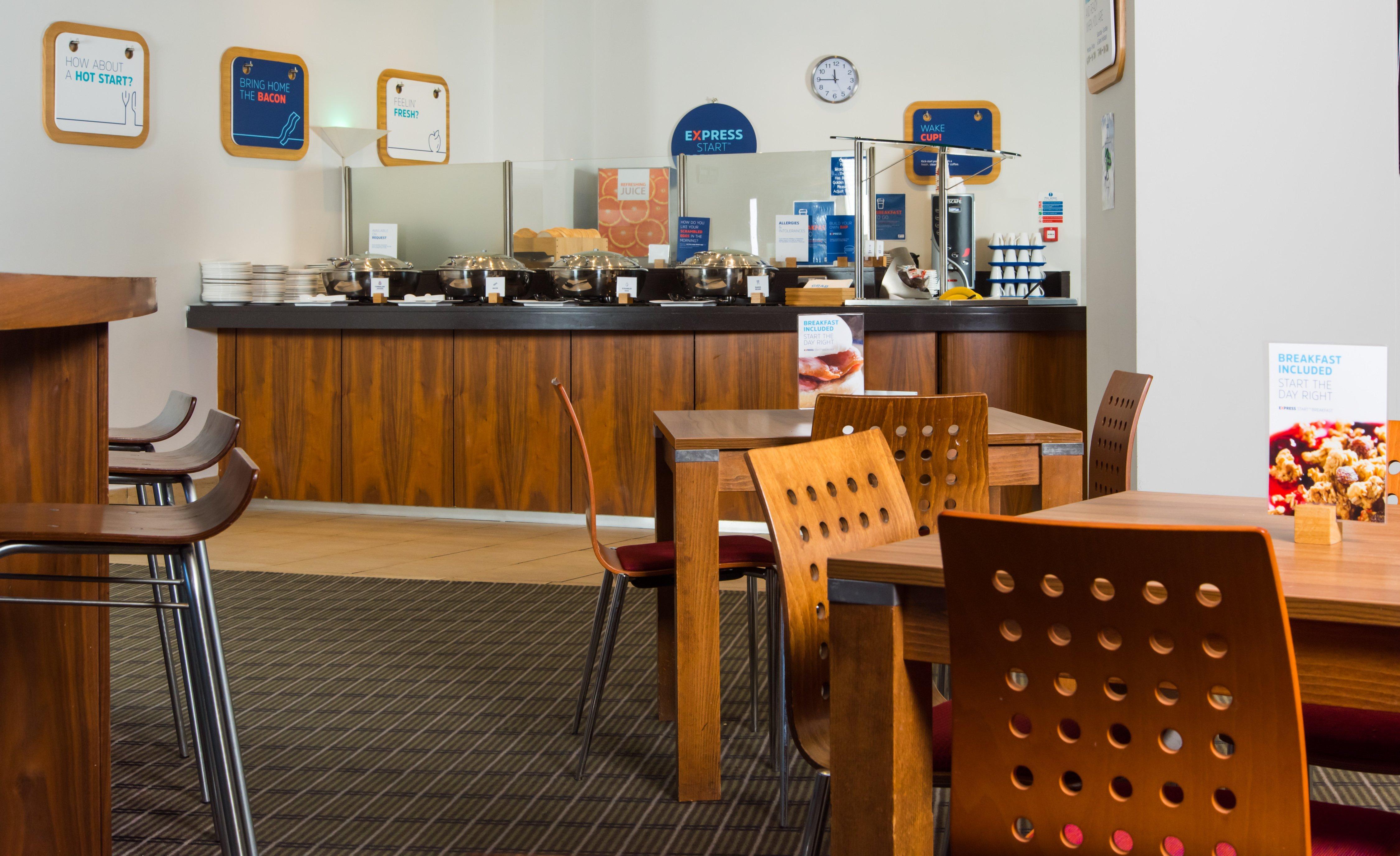 Holiday Inn Express Newport By Ihg Bagian luar foto