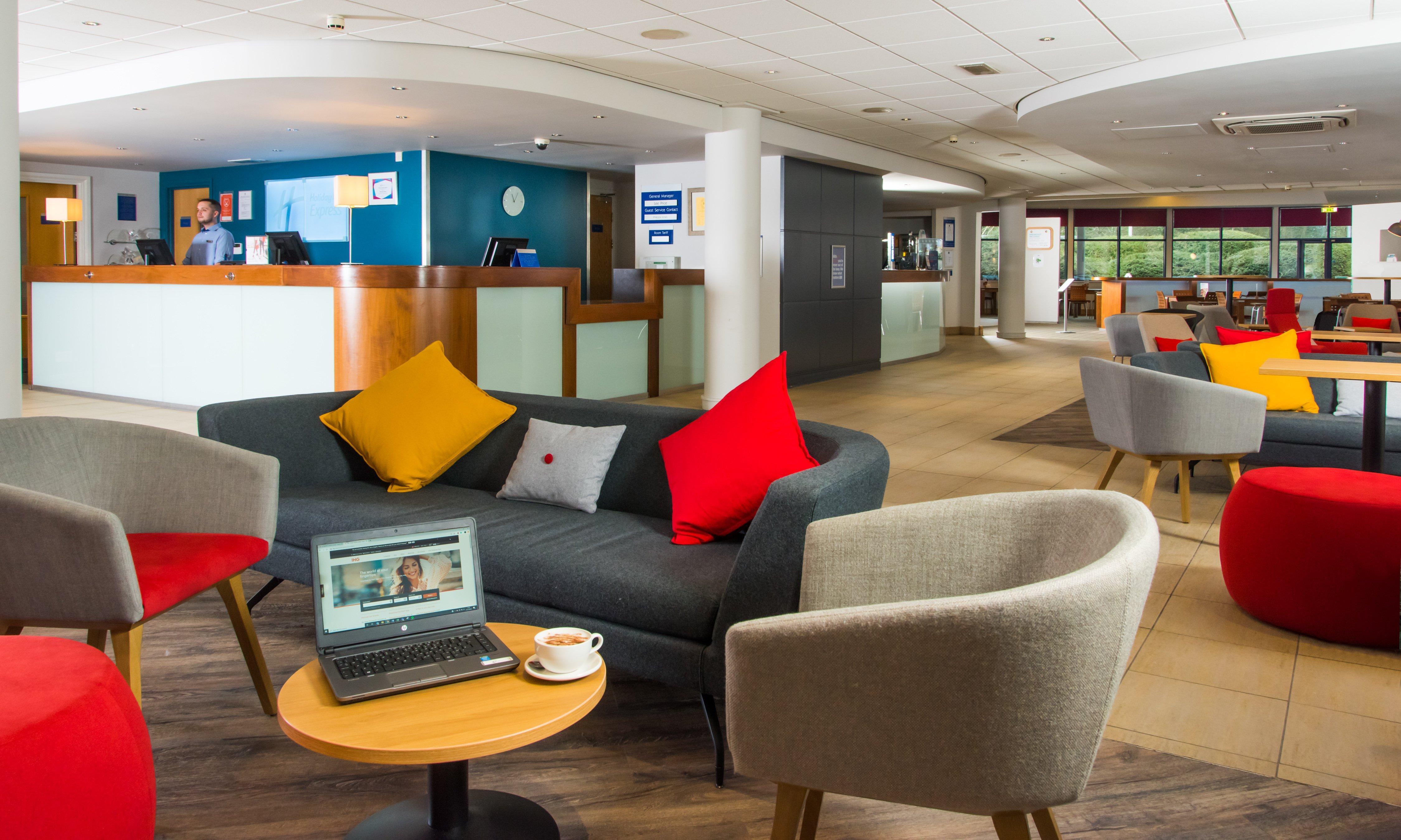 Holiday Inn Express Newport By Ihg Bagian luar foto