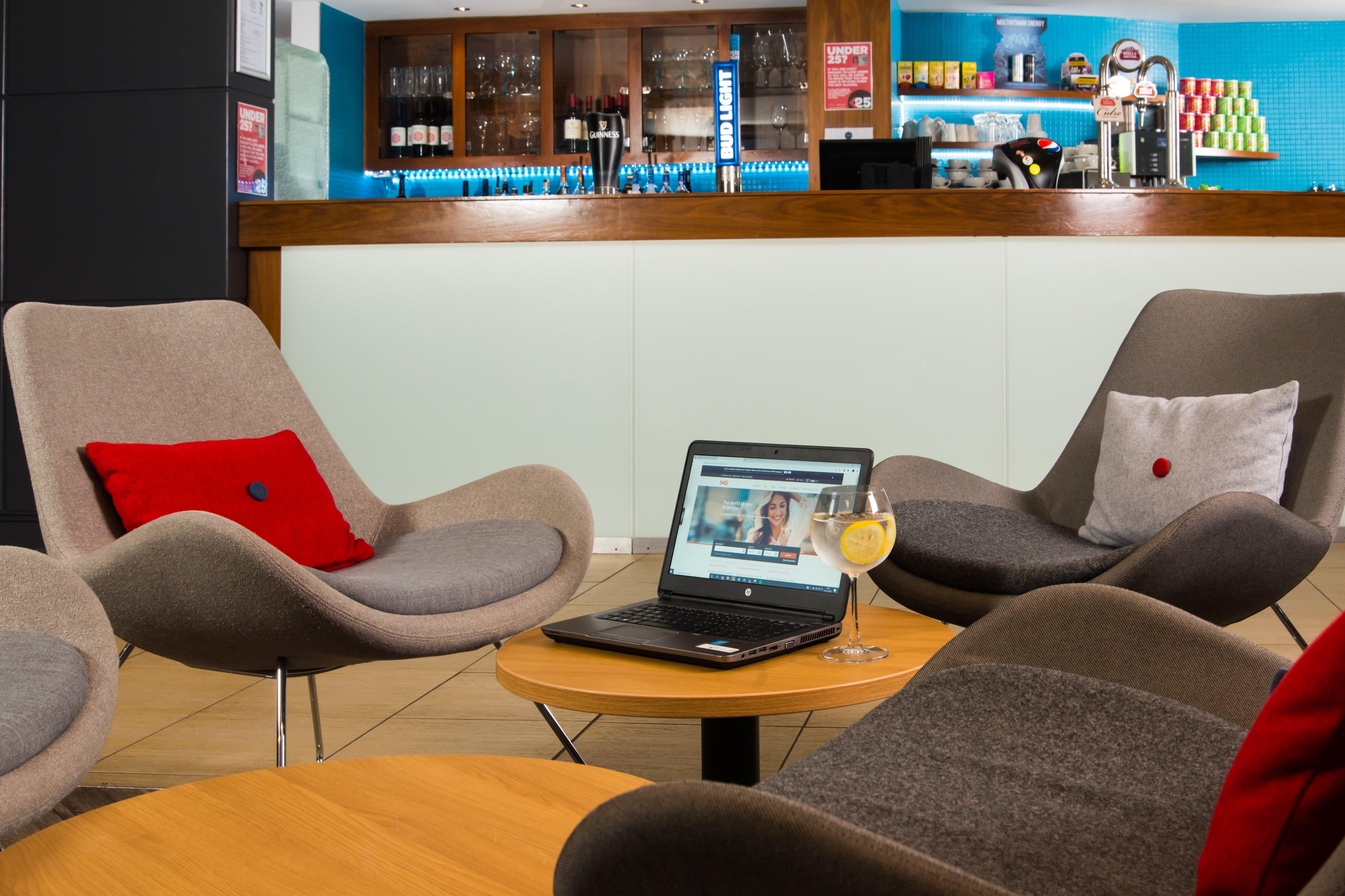 Holiday Inn Express Newport By Ihg Bagian luar foto