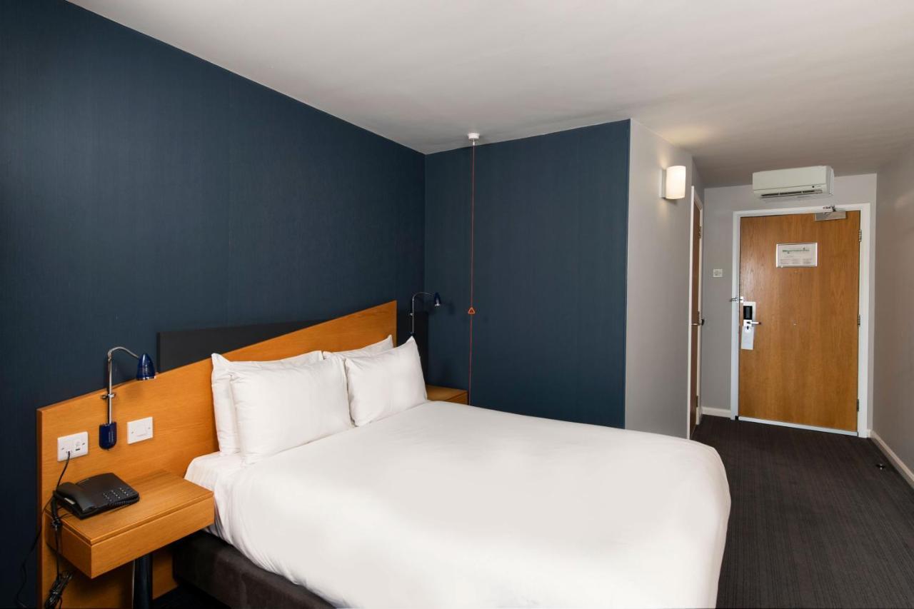 Holiday Inn Express Newport By Ihg Bagian luar foto