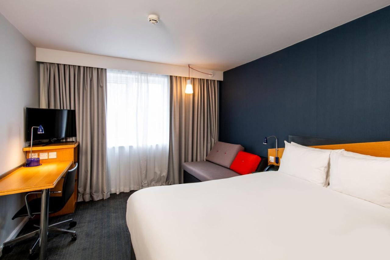 Holiday Inn Express Newport By Ihg Bagian luar foto
