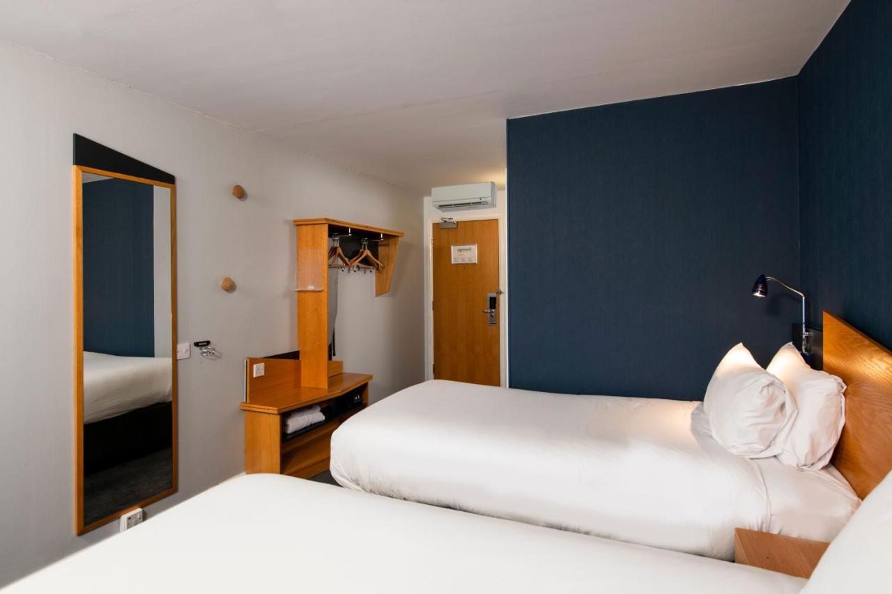Holiday Inn Express Newport By Ihg Bagian luar foto