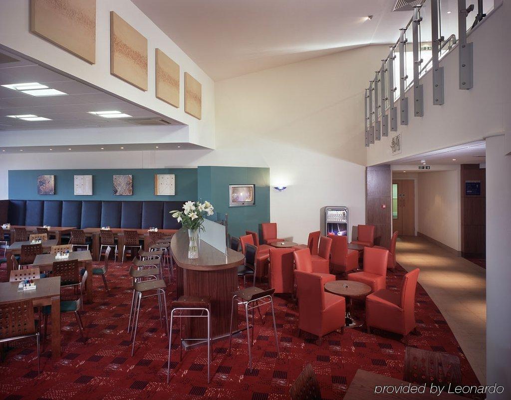 Holiday Inn Express Newport By Ihg Bagian luar foto