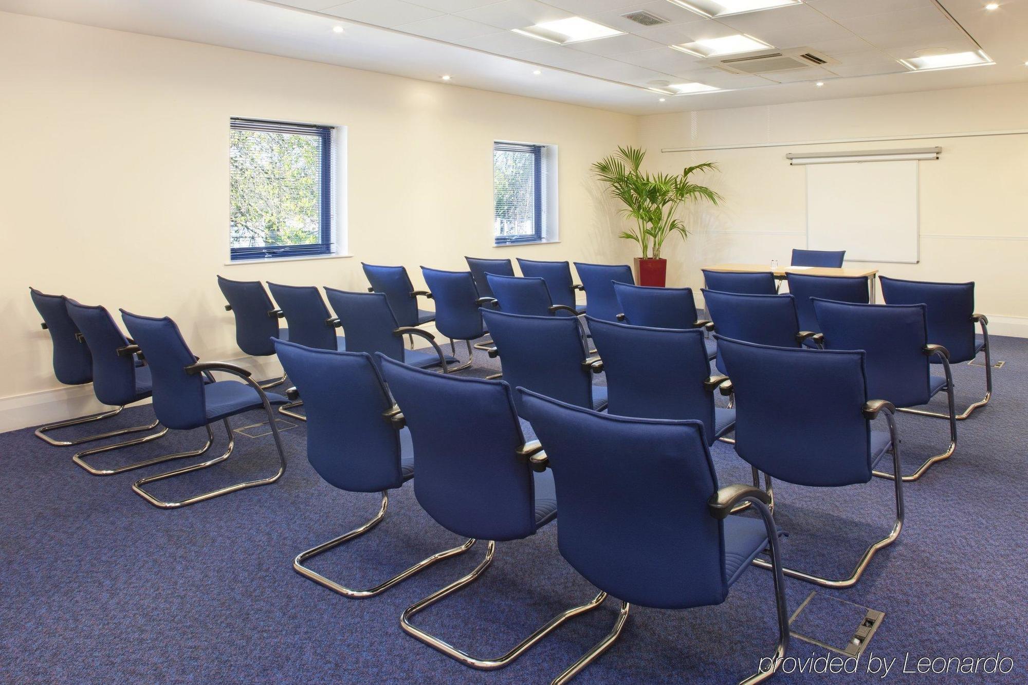 Holiday Inn Express Newport By Ihg Bagian luar foto