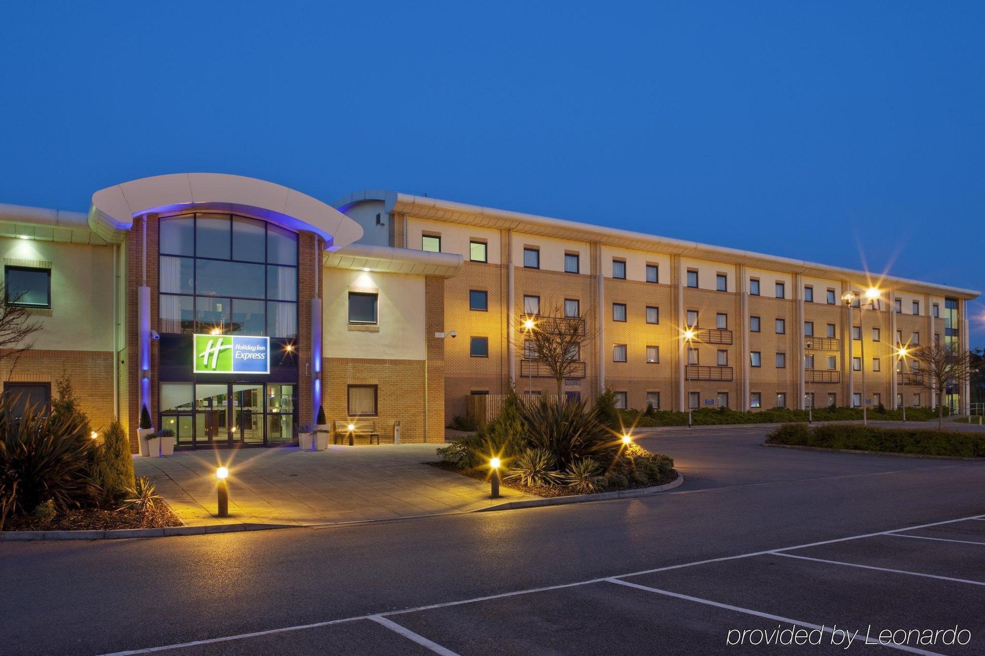 Holiday Inn Express Newport By Ihg Bagian luar foto