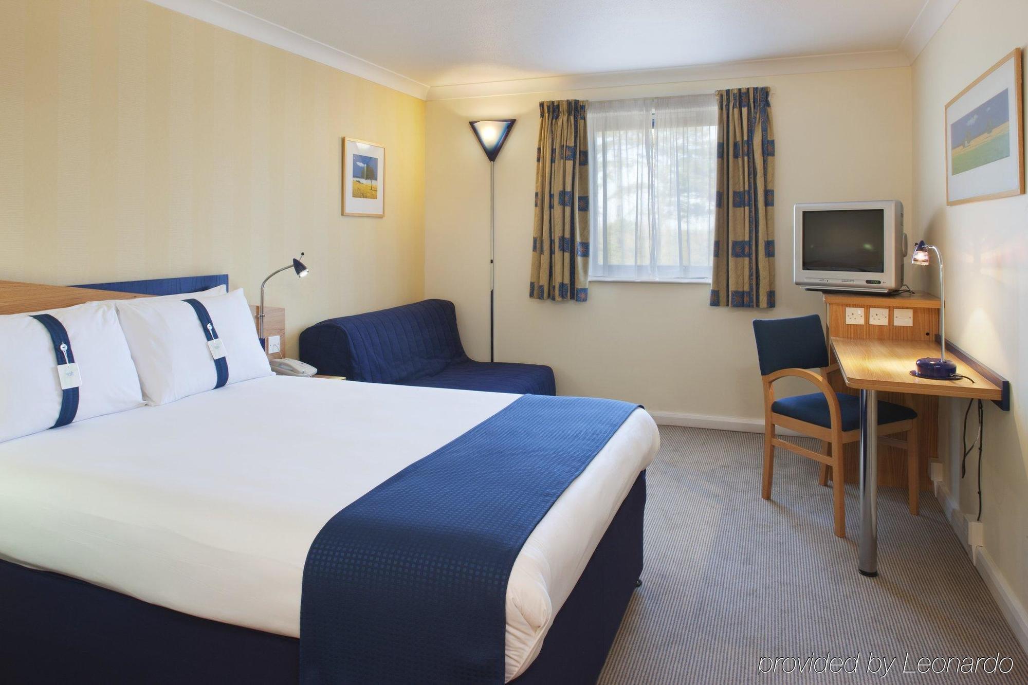 Holiday Inn Express Newport By Ihg Bagian luar foto
