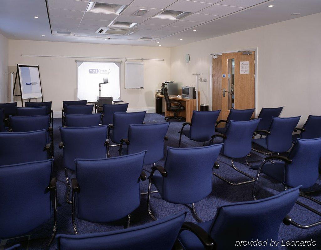 Holiday Inn Express Newport By Ihg Bagian luar foto