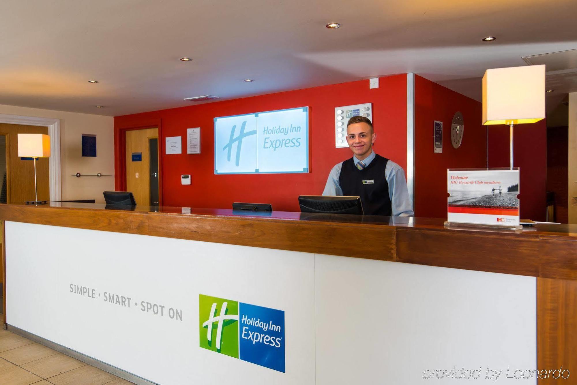 Holiday Inn Express Newport By Ihg Bagian luar foto