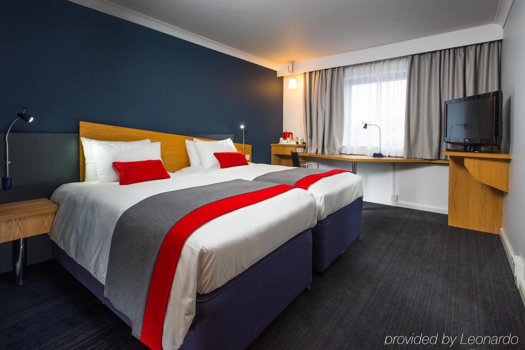 Holiday Inn Express Newport By Ihg Bagian luar foto