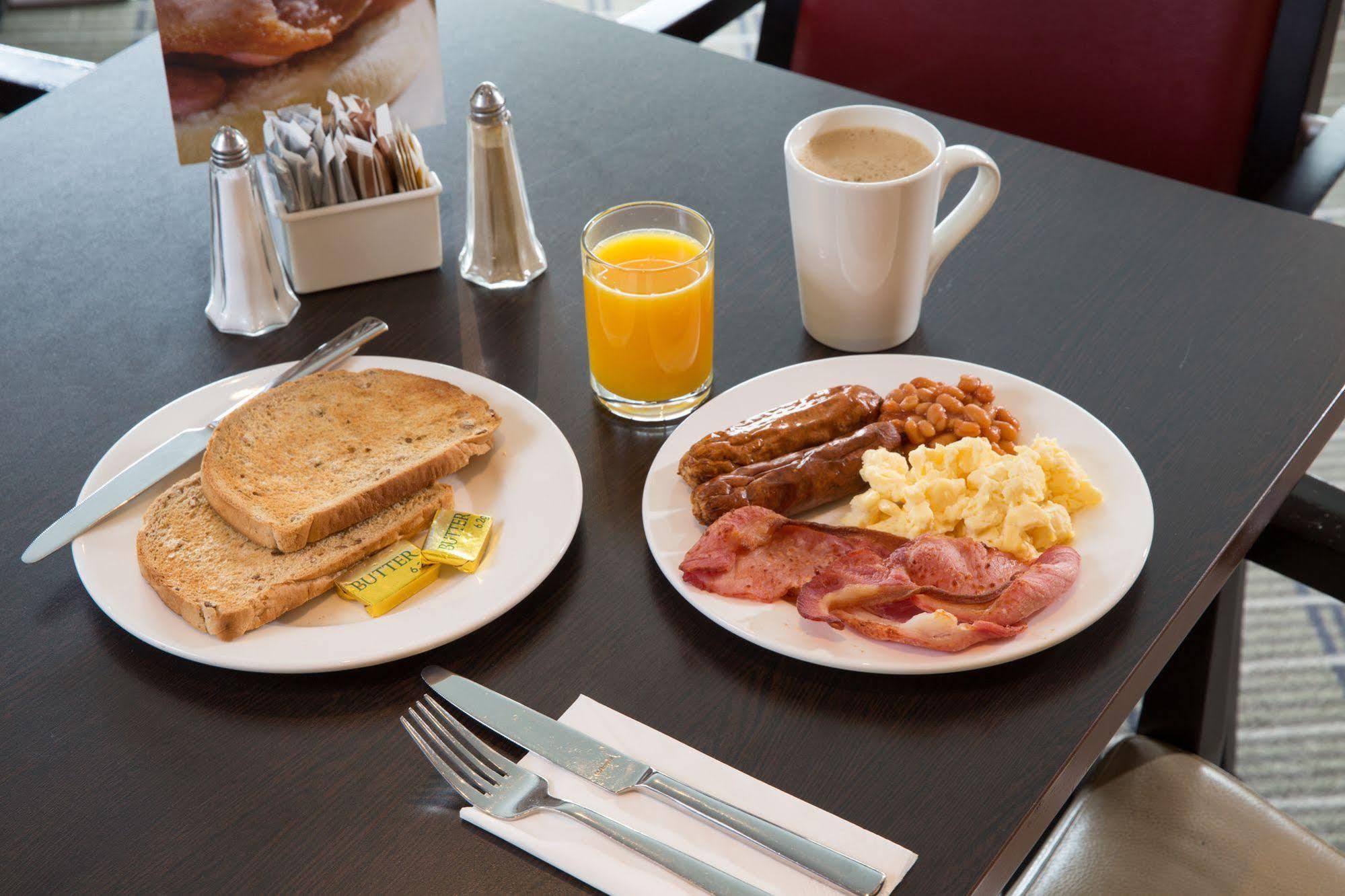 Holiday Inn Express Newport By Ihg Bagian luar foto