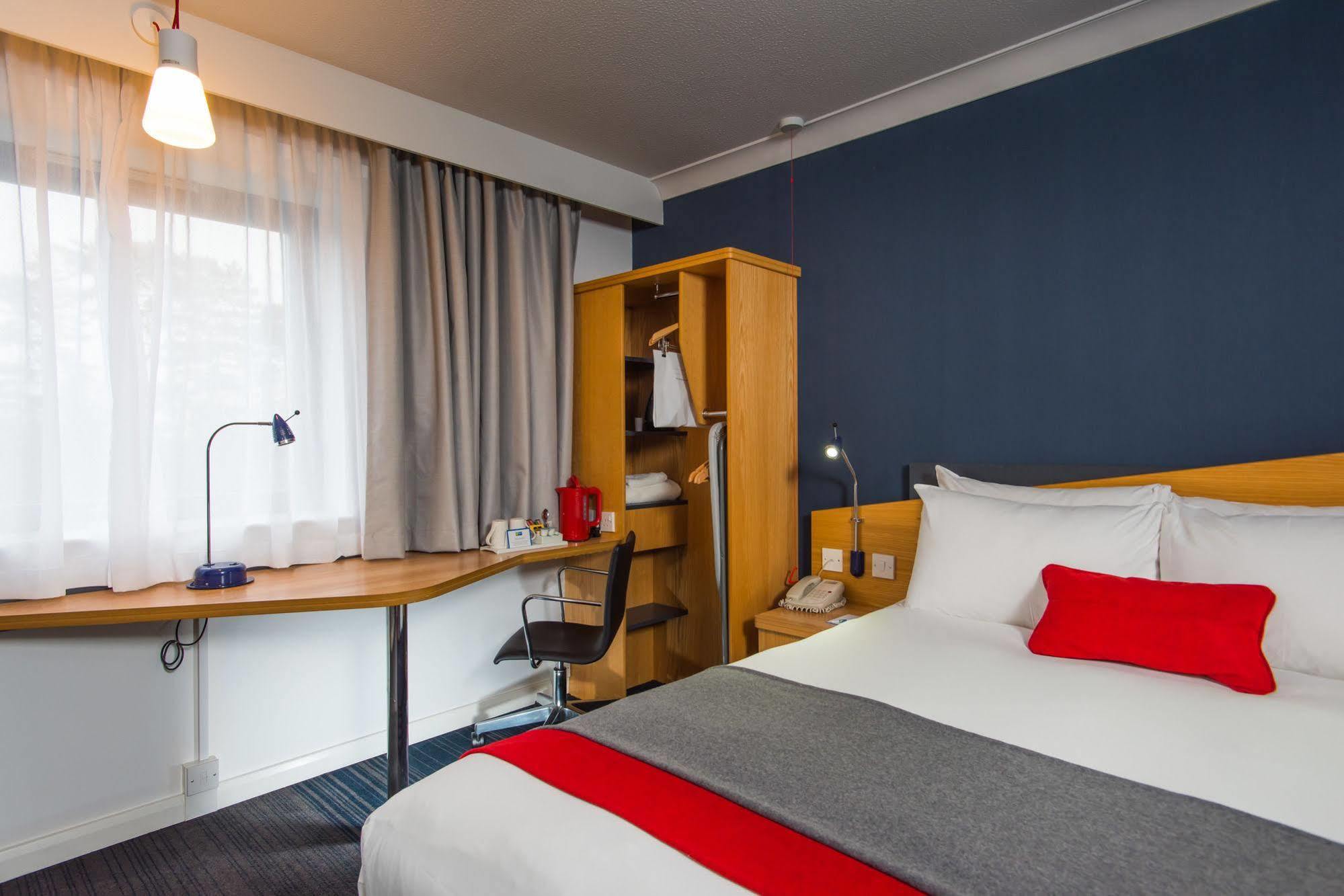 Holiday Inn Express Newport By Ihg Bagian luar foto