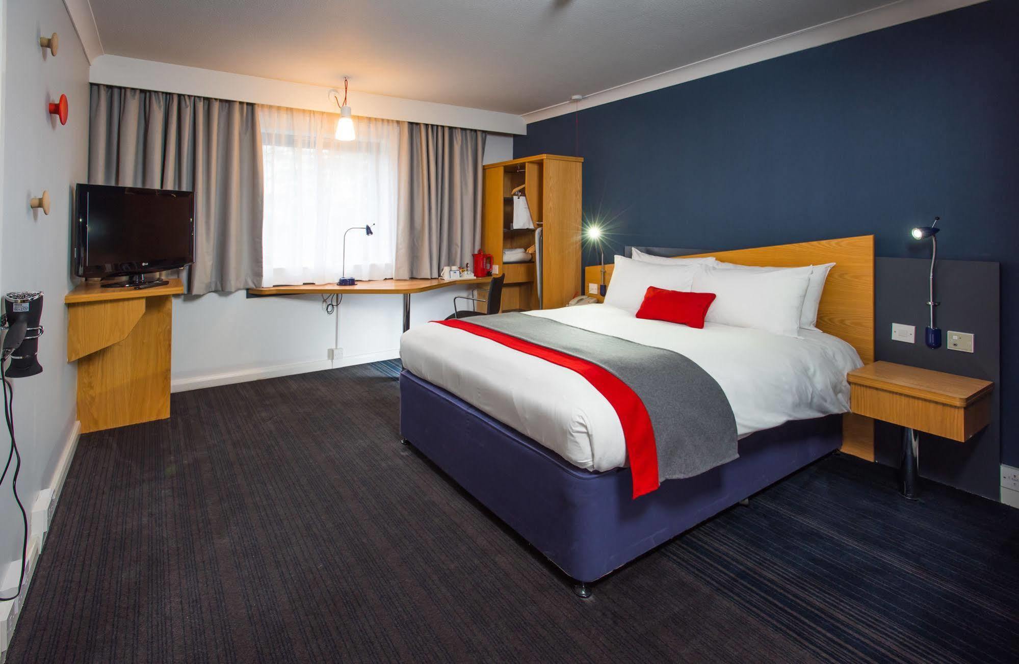 Holiday Inn Express Newport By Ihg Bagian luar foto
