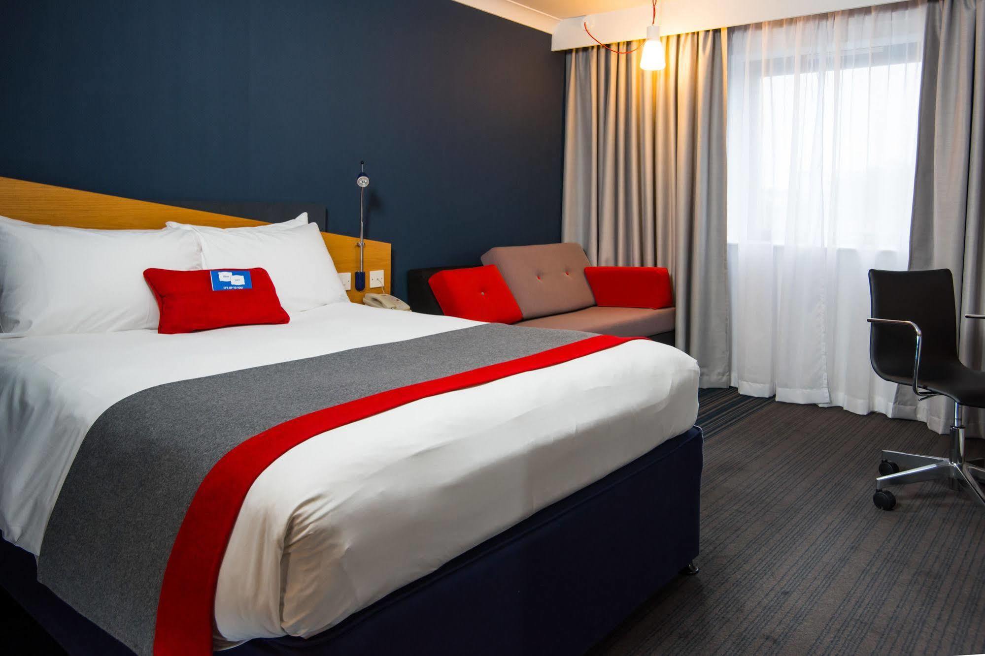 Holiday Inn Express Newport By Ihg Bagian luar foto